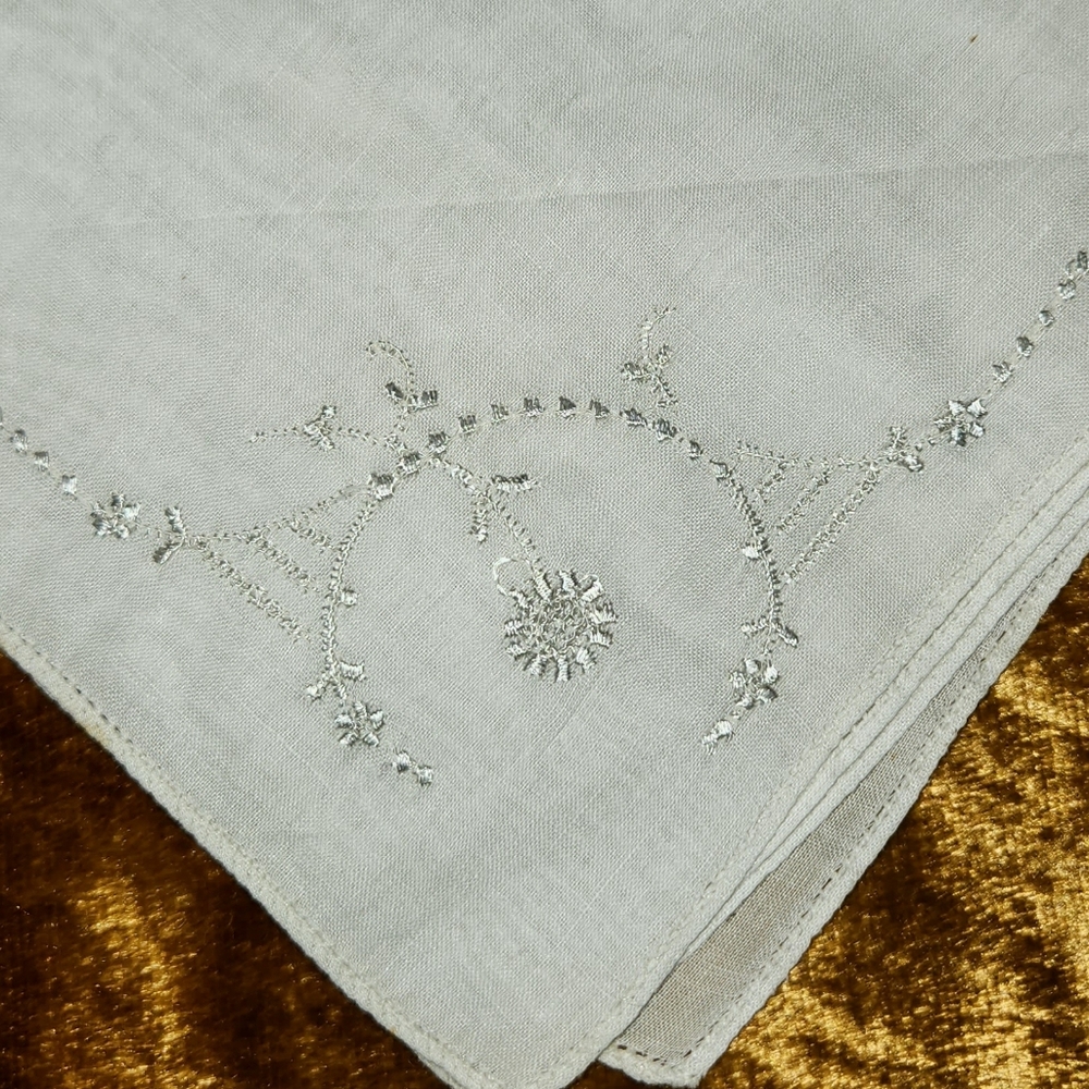 Vintage 1950s Ecru Embroidered Hankerchief